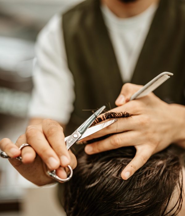 Friseur schneidet einem Kunden die Haare bei RenneTheBarber in Zirndorf